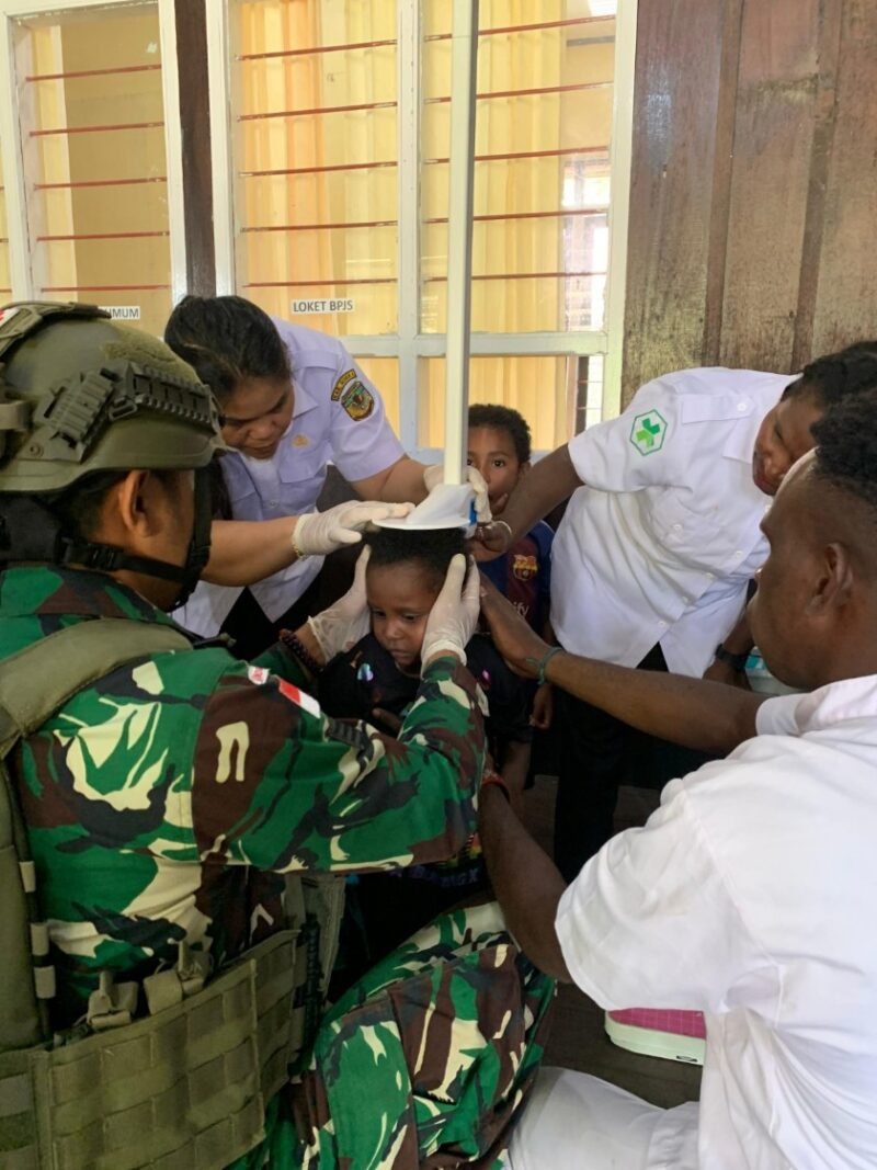 Dukung Program Pemerintah, Satgas Pam Obvitnas Yonif 611/ Awang Menggelar Layanan Kesehatan Posyandu di Distrik Agimuga