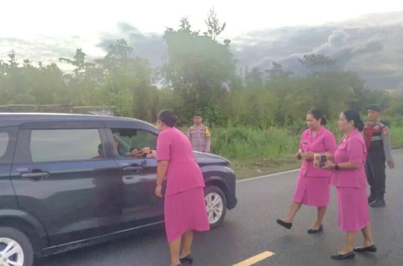 Berbagi di Bulan Berkah, Polsek Jabiren Raya dan Bhayangkari Bagi Takjil