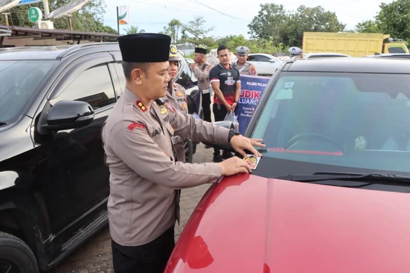 Kapolres Pulang Pisau Sosialisasikan Bagi Takjil Tagline Mudik Aman dan Hotline 110,