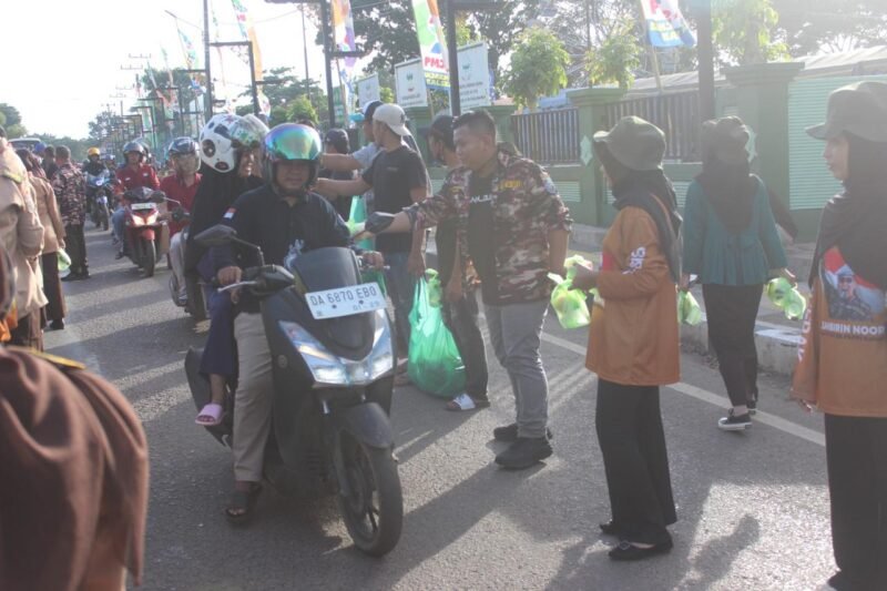 Dukung RUU TNI Sejumlah Elemen Masyarakat Gelar Aksi Simpatik Di Jalan A. Yani Depan Makodim 1009/Tanah Laut
