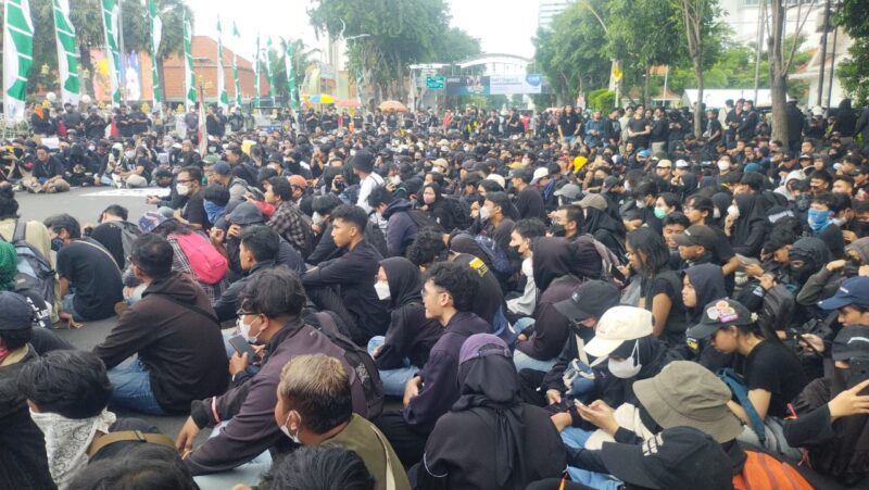 Surabaya Bergejolak: Aksi Mahasiswa Menolak UU TNI di Depan Grahadi