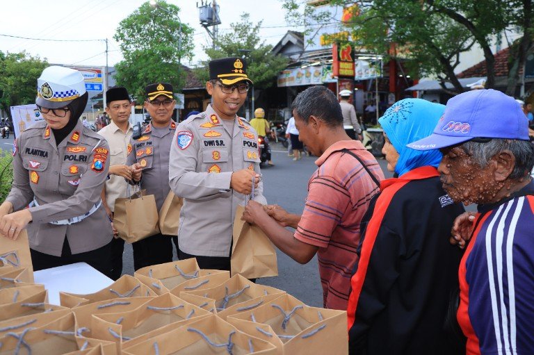Berbagi Takjil Polres Ngawi Sosialisasikan Hotline 110 untuk Mudik Aman