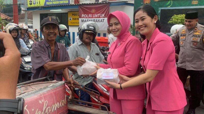 Bhayangkari Polres Pelabuhan Tanjung Perak Bagikan 350 Takjil di Pos PAM Bunguran Surabaya