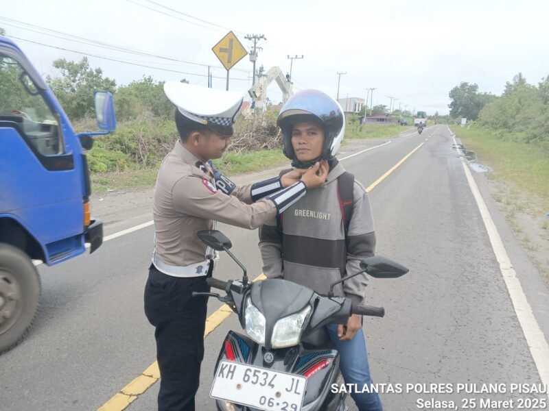 Satlantas Polres Pulang Pisau Sosialisasi Penggunaan Helm dengan Benar