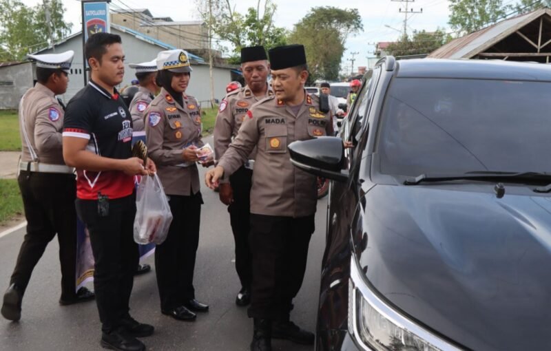 Kapolres Pulpis Bagikan Takjil, Sosialisasi Tagline Mudik Aman dan Call Center 110 Ke Pengendara