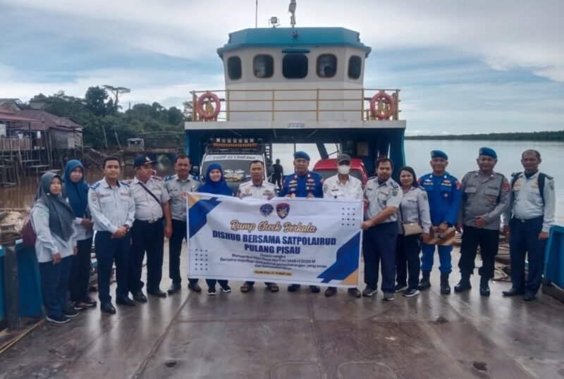Pastikan Kelaikan Kapal Feri Penyebrangan Jelang Mudik Lebaran, Satpolair Polres Pulang Pisau dan Dishub Periksa Kelaikan dan Alat Keselamatan
