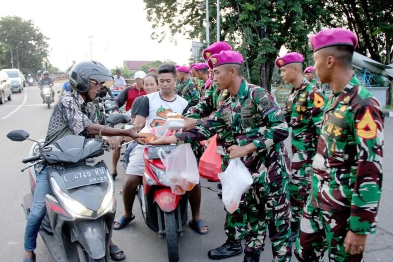 Tebar Kebaikan, Prajurit Yonif 5 Marinir Dan Taruna AAL Berbagi Takjil Di Bulan Suci Ramadhan
