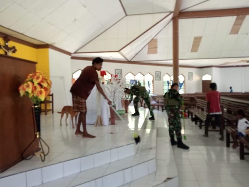 Satgas Yonif 611 Awang Long melaksanakan Binter Pembersihan Gereja Bintang Timur