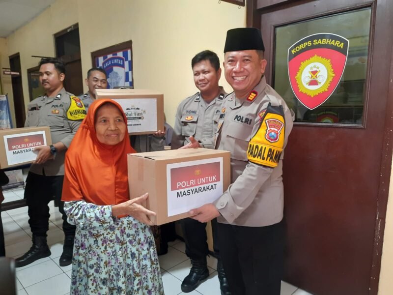 Berkah Ramadan: Kapolsek Semampir Bagikan Bantuan Sosial untuk Warga Kurang Mampu,