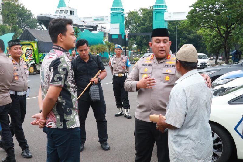 Kapolres Pelabuhan Tanjung Perak Berbagi Takjil dan Sosialisasi Hotline Mudik Polri 110