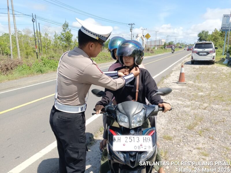 Satlantas Polres Pulang Pisau Sosialisasi Penggunaan Helm dengan Benar