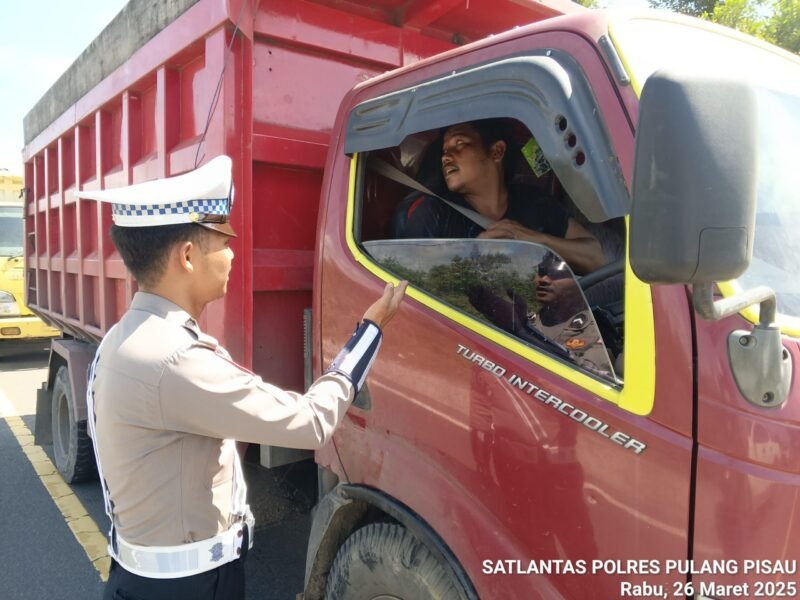 Satlantas Polres Pulang Pisau Memberi Teguran Kepada Pengemudi