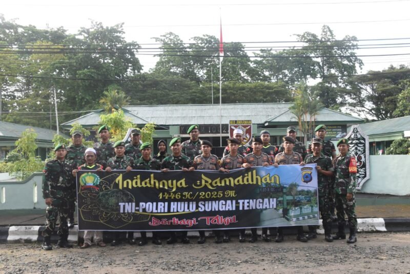 Solidaritas TNI-Polri dan Masyarakat, Bagi-Bagi Takjil di Depan Makodim 1002/HST