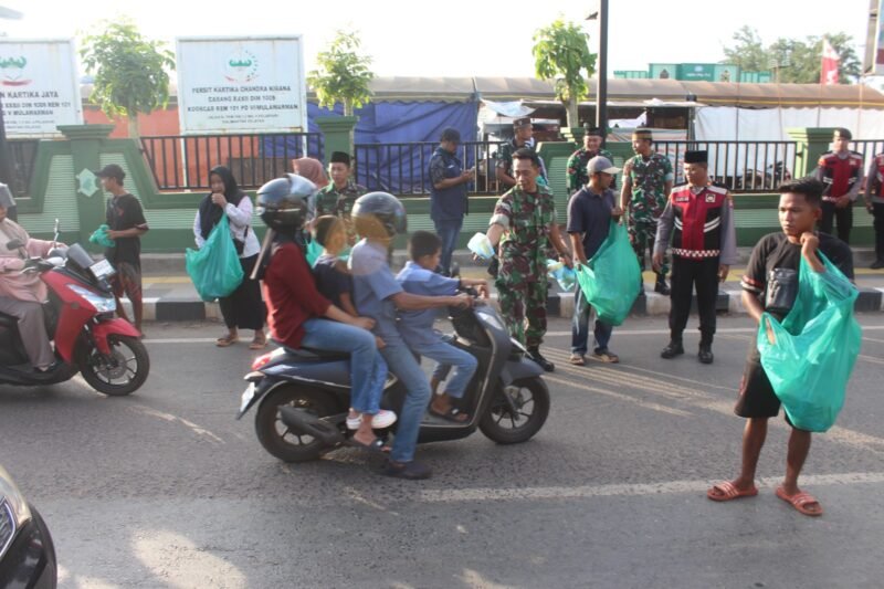 Kompak Turun Kejalan Personel Kodim 1009/Tanah Laut Serta Polres Tanah Laut Bagikan Takjil Gratis