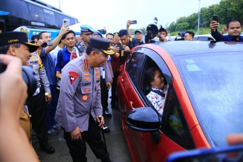Kapolri Sapa Pemudik di Tol Kalikangkung, Sampaikan Pesan Utamakan Keselamatan
