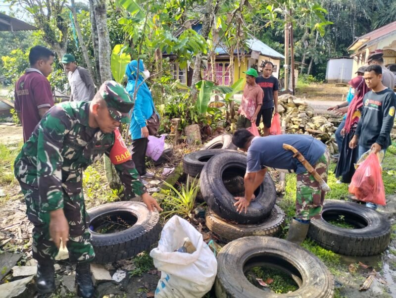 Babinsa, Bhabinkamtibmas Bersama Warga Bersihkan Lingkungan Desa Teluk Masjid