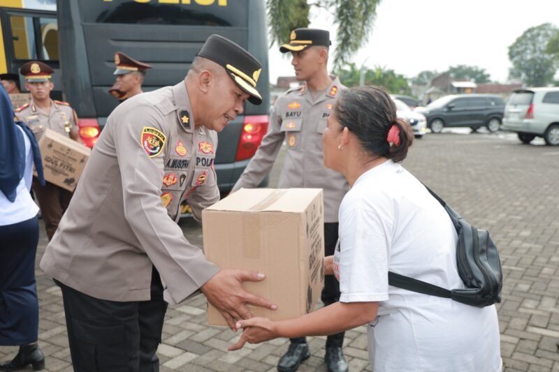 Tanda Silaturahmi, Tak Ketinggalan Sopir Angkutan dan Pedagang Asongan Mendapatkan Tali Asih dari Kapolres Jember