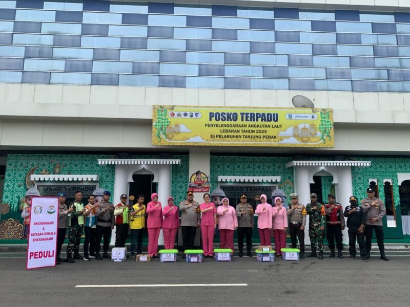 Kapolres Pelabuhan Tanjung Perak Kunjungi Pos Pengamanan Operasi Ketupat Semeru 2025, Beri Motivasi ke Anggota.