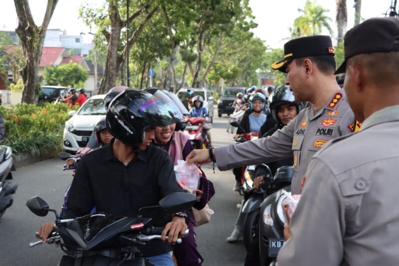 Polresta Pontianak Kembali Tebar Kebaikan dengan Berbagi Takjil Gratis