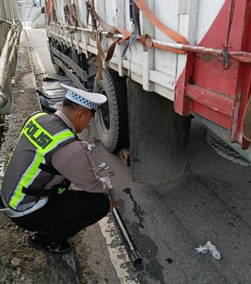 Truk Mogok di Atas Jembatan Pulang Pisau, Personil Pos Terpadu Ops Ketupat Telabang 2025 Turun Atur Lalu Lintas
