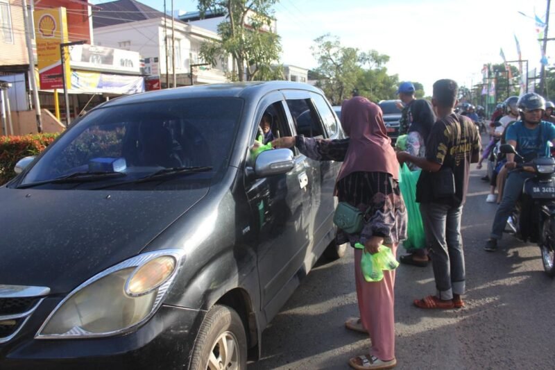 Aksi Simpatik Masyarakat Tanah Laut Dukung RUU TNI Dengan Melaksanakan Kegiatan Sosial Berbagi Takjil Gratis