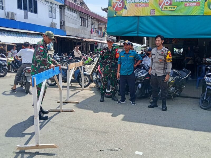Antisipasi Lonjakan Kendaraan Anggota Koramil 07/ Teluk Keramat Bersama Bhabinkamtibmas Atur Lalu Lintas Jalan
