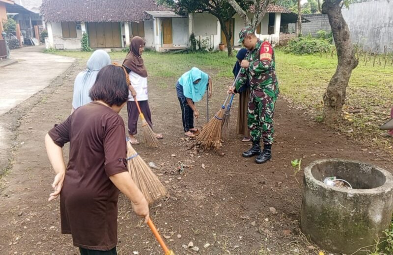 Pastikan Sholat Idul Fitri Nyaman, Babinsa Bersama Warga Desa Tlogo Bersihkan Lingkungan Masjid