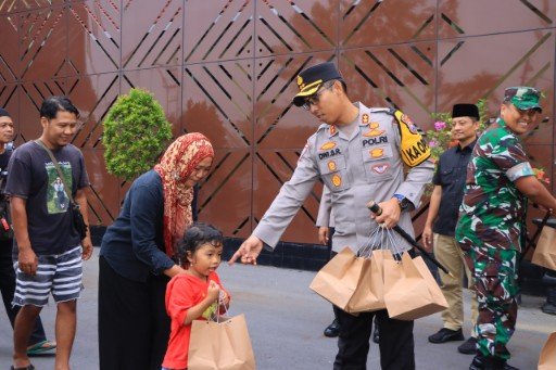 Sinergitas Polres Ngawi Bersama Kodim 0805 Gelar Ramadhan Berkah Berbagi Takjil