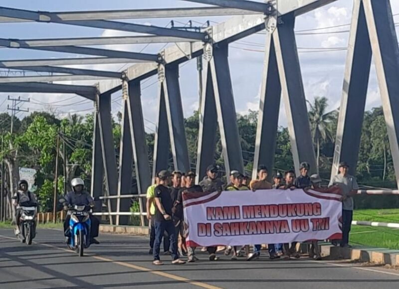 Diatas Jembatan Tabanio II Kabupaten Tanah Laut Sejumlah Masyarakat Menggelar Aksi Damai Dukung RUU TNI