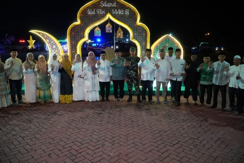 Dandim Dampingi Bupati Sambas Laksanakan Vicon Dan Tinjau Pos Pengamanan Malam Hari Raya Idul Fitri Serta Lepas Pawai Takbir Keliling