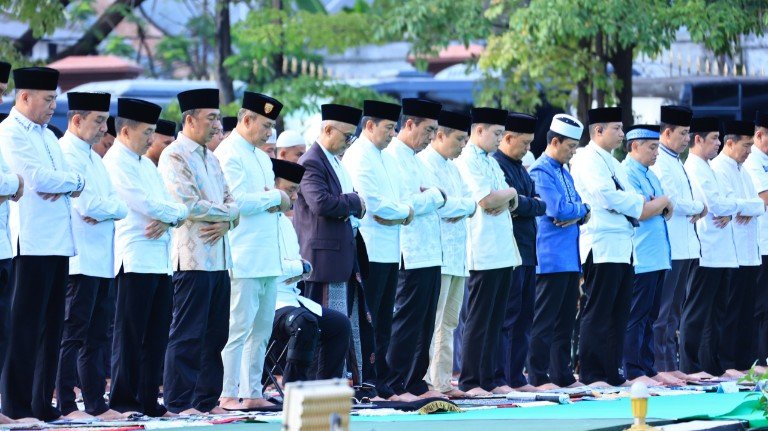 Foto, Wakapolri dan PJU Polri Laksanakan Salat Ied di Lapangan Bhayangkara