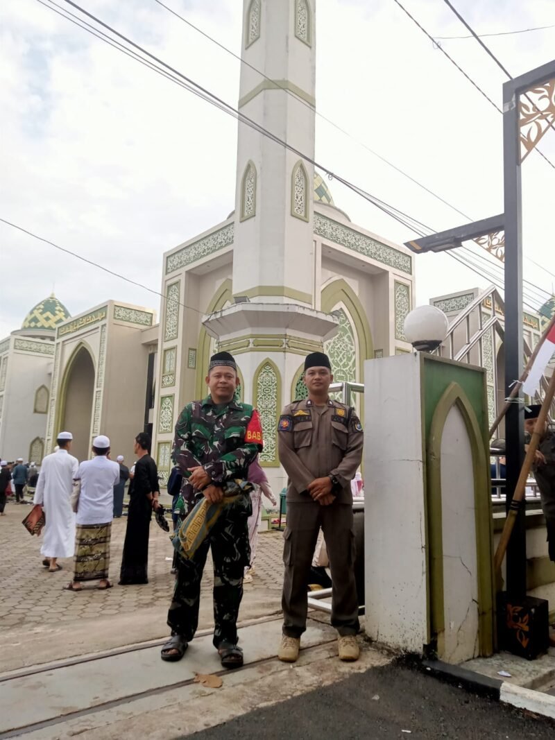 Berikan Rasa Aman Saat Ibadah Sholat Idul Fitri, Personel Kodim 1009/Tanah Laut Dan Polres Tala Siaga