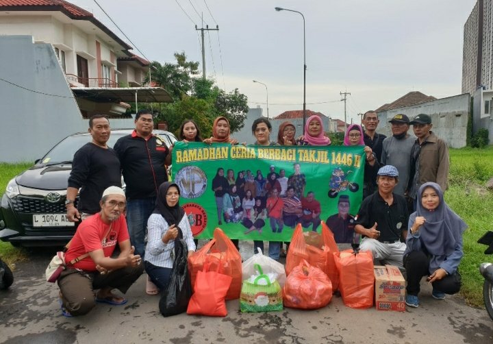 Media Nuswantoro pos bersama RSB dan Komunitas Semar berbagi 600 Takjil di Jalan Dr. Ir. H. Soekarno Surabaya