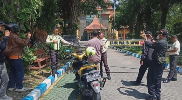 Wartawan Saat Konvirmasi, Kepala Sekolah di Halang--halangi Oknum Satpan SMKN 3 Telungagung