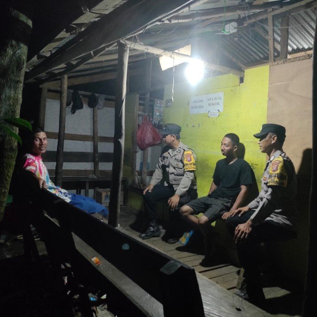 Personil Polsek Sebangau Kuala sambangi Warga Sekitar dan menyampaikan Himbauan Kamtibmas kepada masyarakat