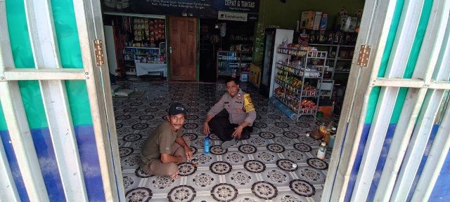 Bhabinkamtibmas Sambangi Warga sekaligus Sisipkan Pesan Kamtibmas