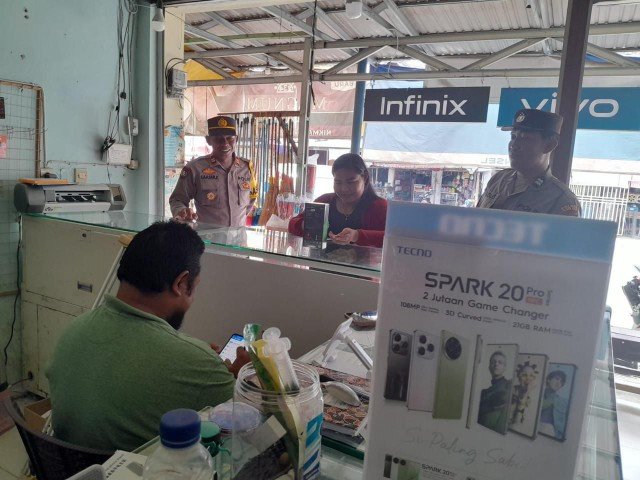 Tingkatkan Sambang ke Toko Ponsel personel Satbinmas Polres Pulpis himbauan untuk selalu waspada
