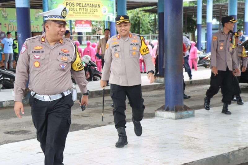 Kapolres Pamekasan Sapa Pemudik dan Sopir Bus, Mudik Aman Keluarga Nyaman