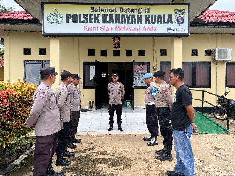 Rutinitas Personil polsek Kahayan kuala melaksanakan serah terima piket penjagaan mako polsek Kahayan kuala