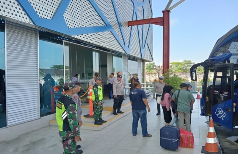 Optimalkan Sinergitas Tni Dan Polri, Sertu Salekan Babinsa Koramil Sananwetan Perkuat Pos Pam Lebaran Diterminal Patria