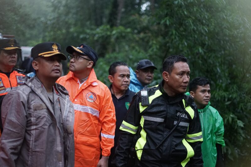 Polisi dan Tim Evakuasi, Sempat Tunda Pencarian Korban Longsor di Pacet