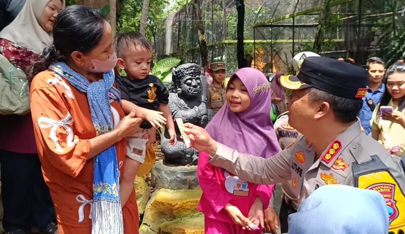Patroli Jalan Kaki, Kapolrestabes Surabaya di KBS, Bagi Cokelat dan Jamin Keamanan Pengunjung