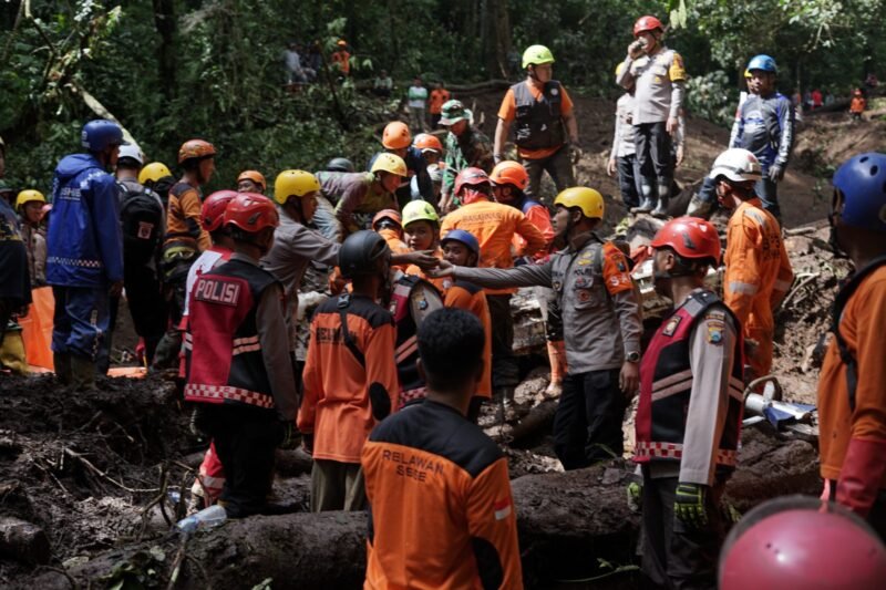 Hari Kedua Evakuasi, Polisi dan Tim SAR Gabungan Berhasil Temukan 9 Korban, Longsor