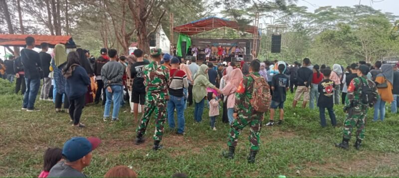 Sinergitas TNI-Polri Berikan Pengamanan Ditempat Wisata Pantai Cemara Cave Kec. Paloh