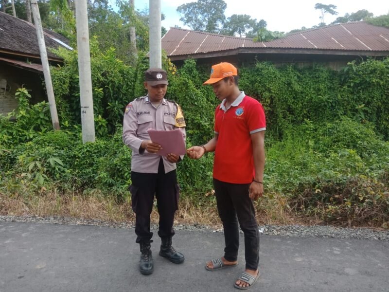 Permudah Komunikasi Bhabinkamtibmas Bagikan Kartu Nama untuk Warga