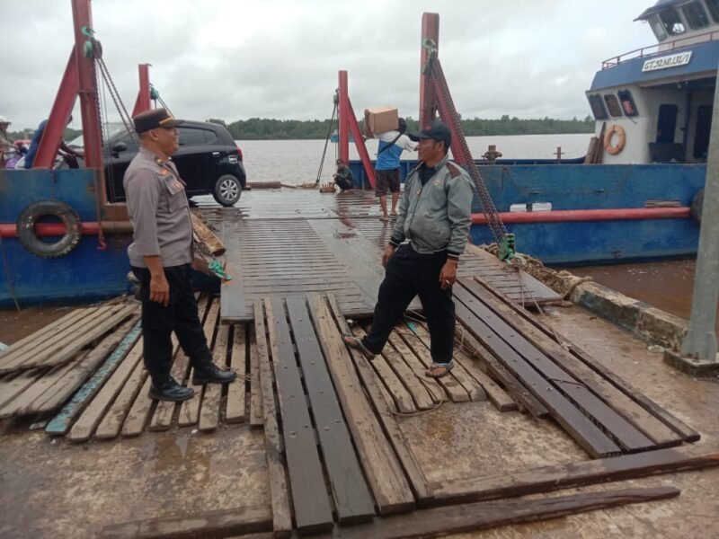 Jaga Keselamatan dan Ketertiban, Personil Ops Ketupat Telabang 2025, Polres Pulpis Imbau Masyarakat di Pelabuhan Feri Penyebrangan Mintin
