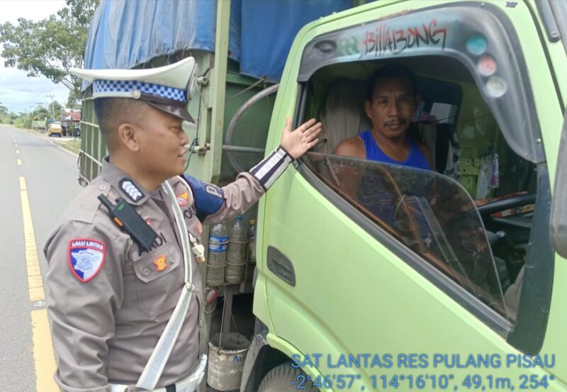 Anggota Satlantas Polres Pulang Pisau Memberi Teguran Kepada Pengemudi Yang Tidak Menggunakan Sabuk Pengaman dengan baik
