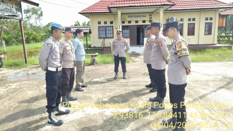 Personil polsek sebangau kuala melaksanakan serah terima piket penjagaan mako polsek sebangau kuala