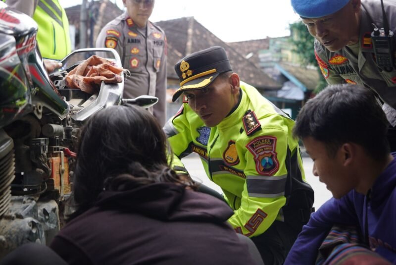 Polres Ponorogo Bantu Pemudik, yang Mengalami Kendala di Jalan