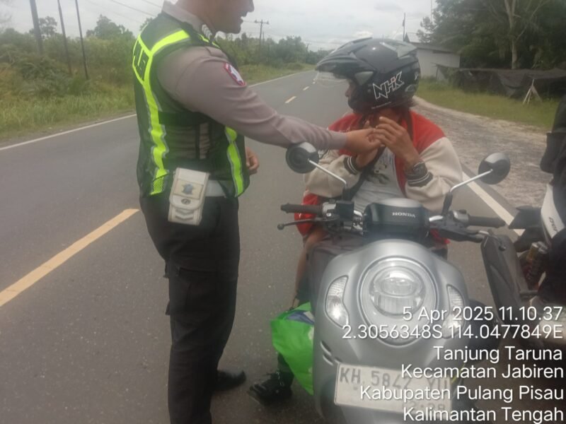 Ingatkan Pengendara Selalu Klik Helm Untuk Keselamatan